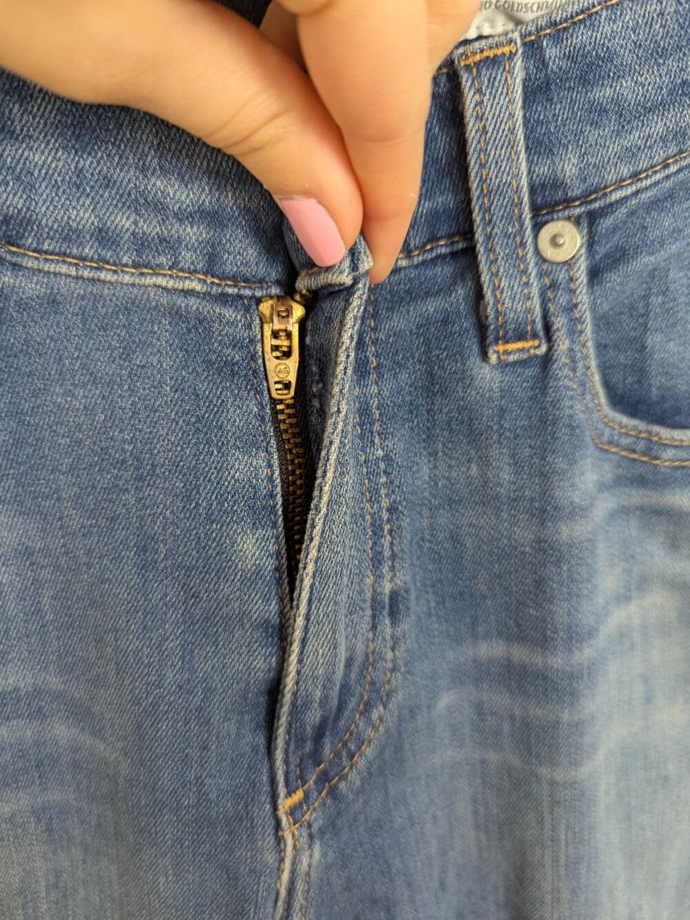 AG Adriano Goldschmied | Medium Wash The Tomboy Relaxed Straight Leg Jeans - Picture 7 of 9